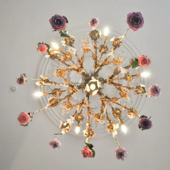 Lustre et fleurs suspendues